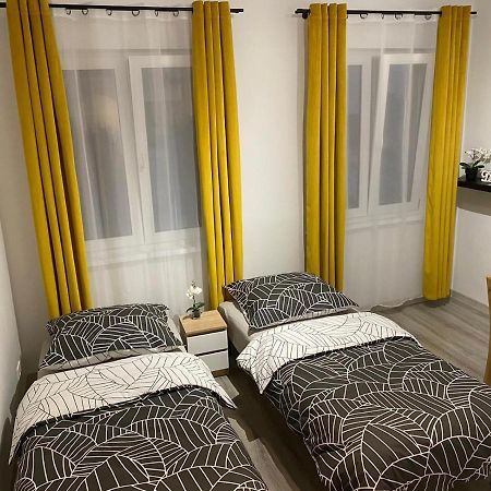 Apartament Przy Rynku Kambar Apartment โบเลสวาเวียส ภายนอก รูปภาพ